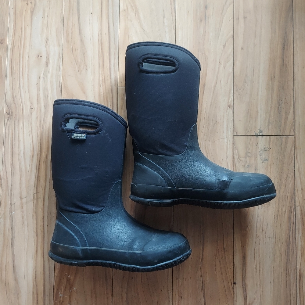 Kids 6 black bogs boots